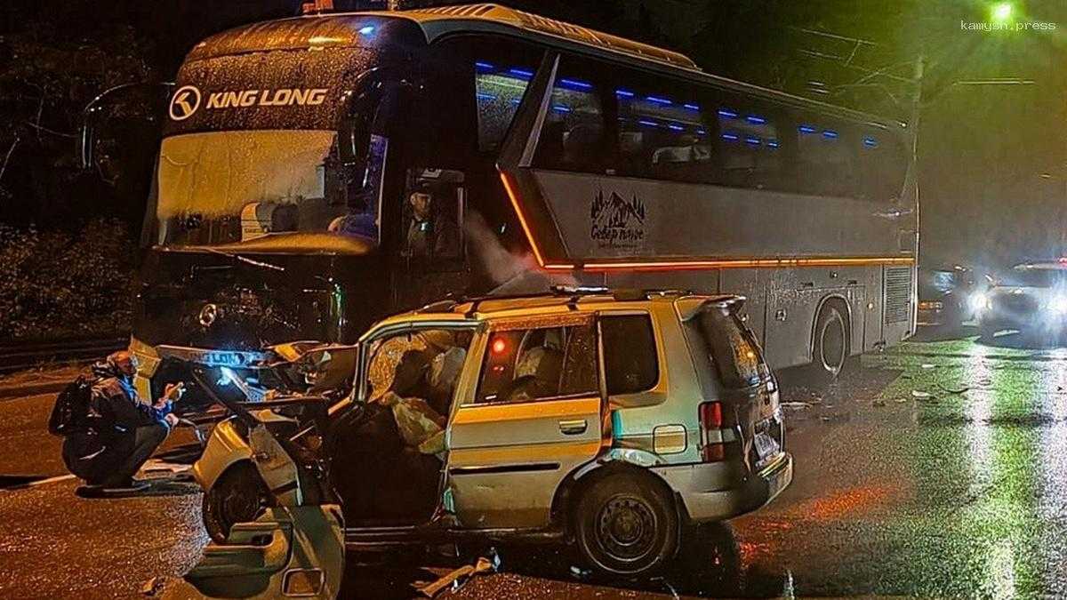 В Алтайском крае столкнулись иномарка и пассажирский автобус, погибли двое