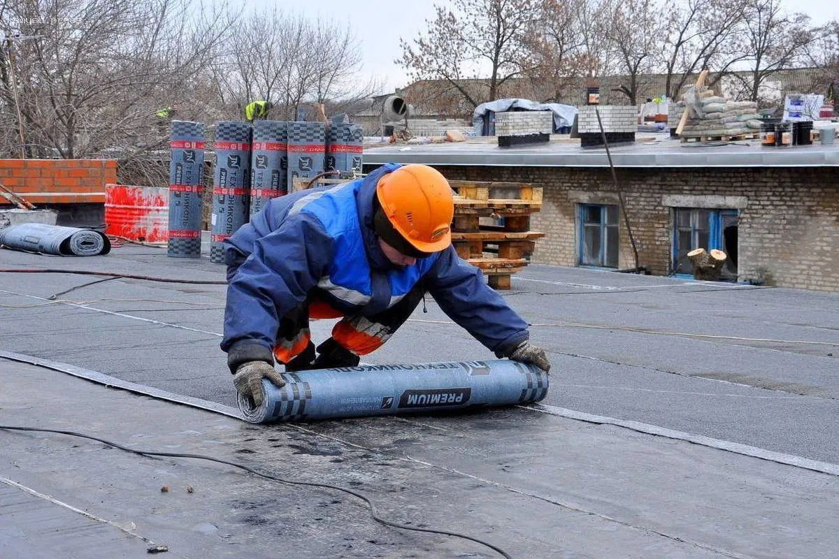 За три года строители из Алтая отремонтировали более 500 объектов в ЛНР