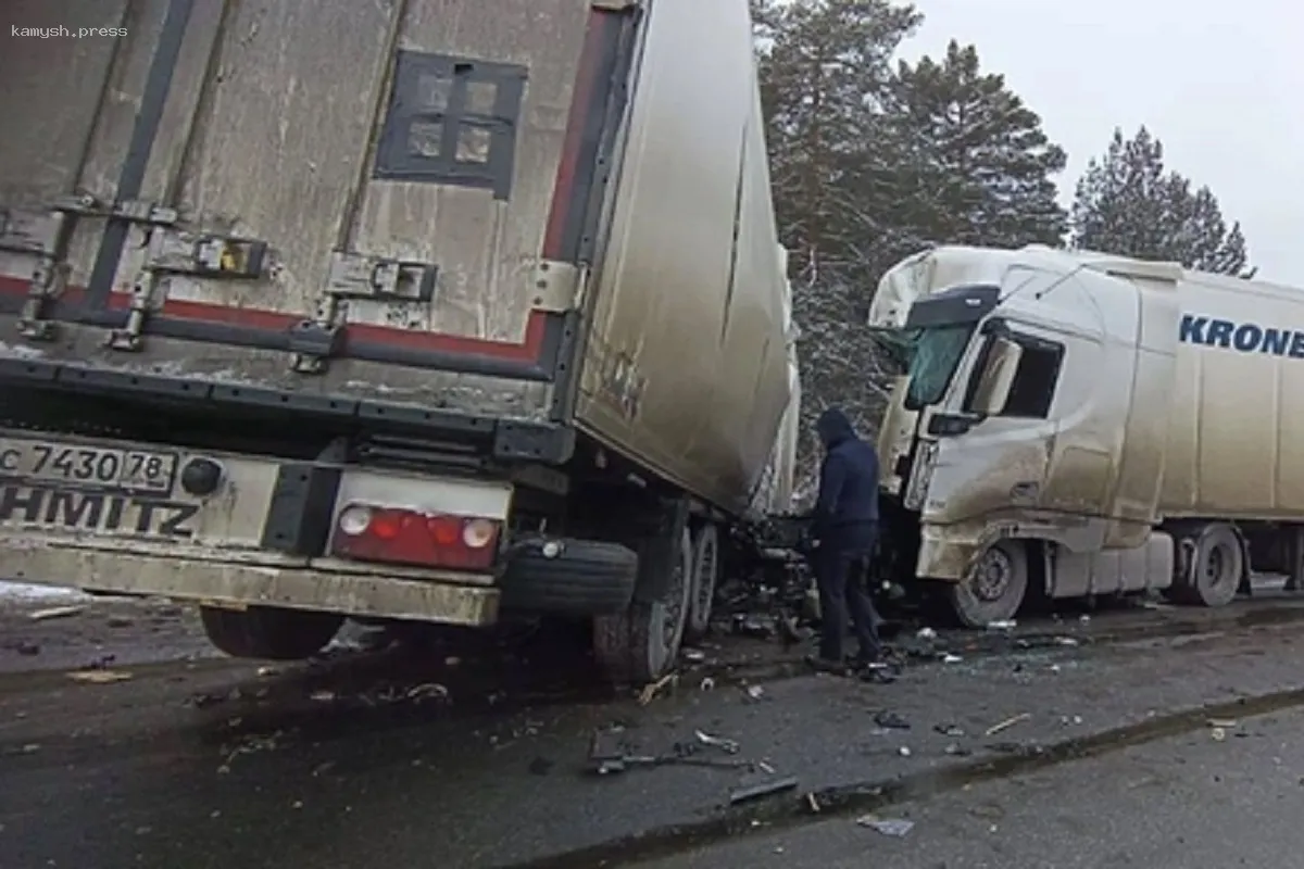 Два человека погибли в аварии с тремя фурами и одним легковым автомобилем в Челябинской области