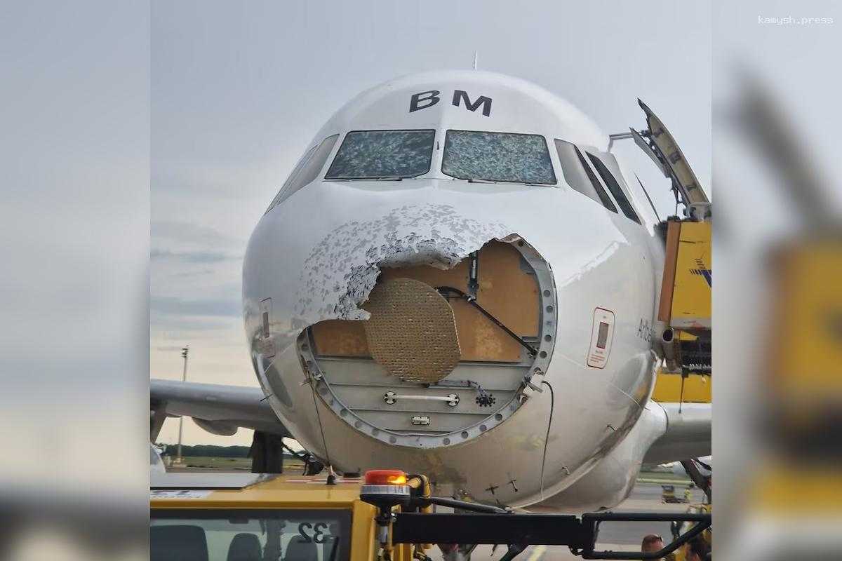 В Австрии сильный град повредил самолёт при посадке