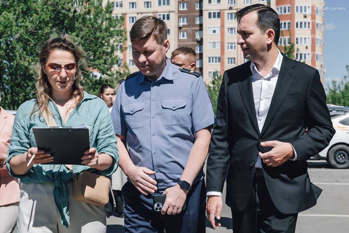 Андрей Булгаков вместе с жителями осмотрел двор на Московской в Щелкове