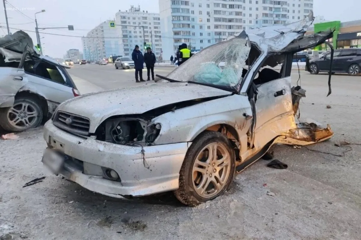 В Новосибирске иномарку во время ДТП разорвало пополам