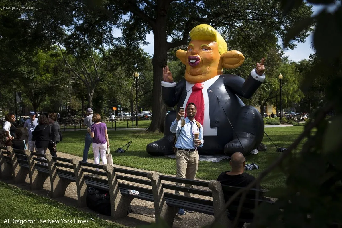 В Филадельфии установили 12-метровую фигуру обнаженного Трампа, выполненную из пенопласта