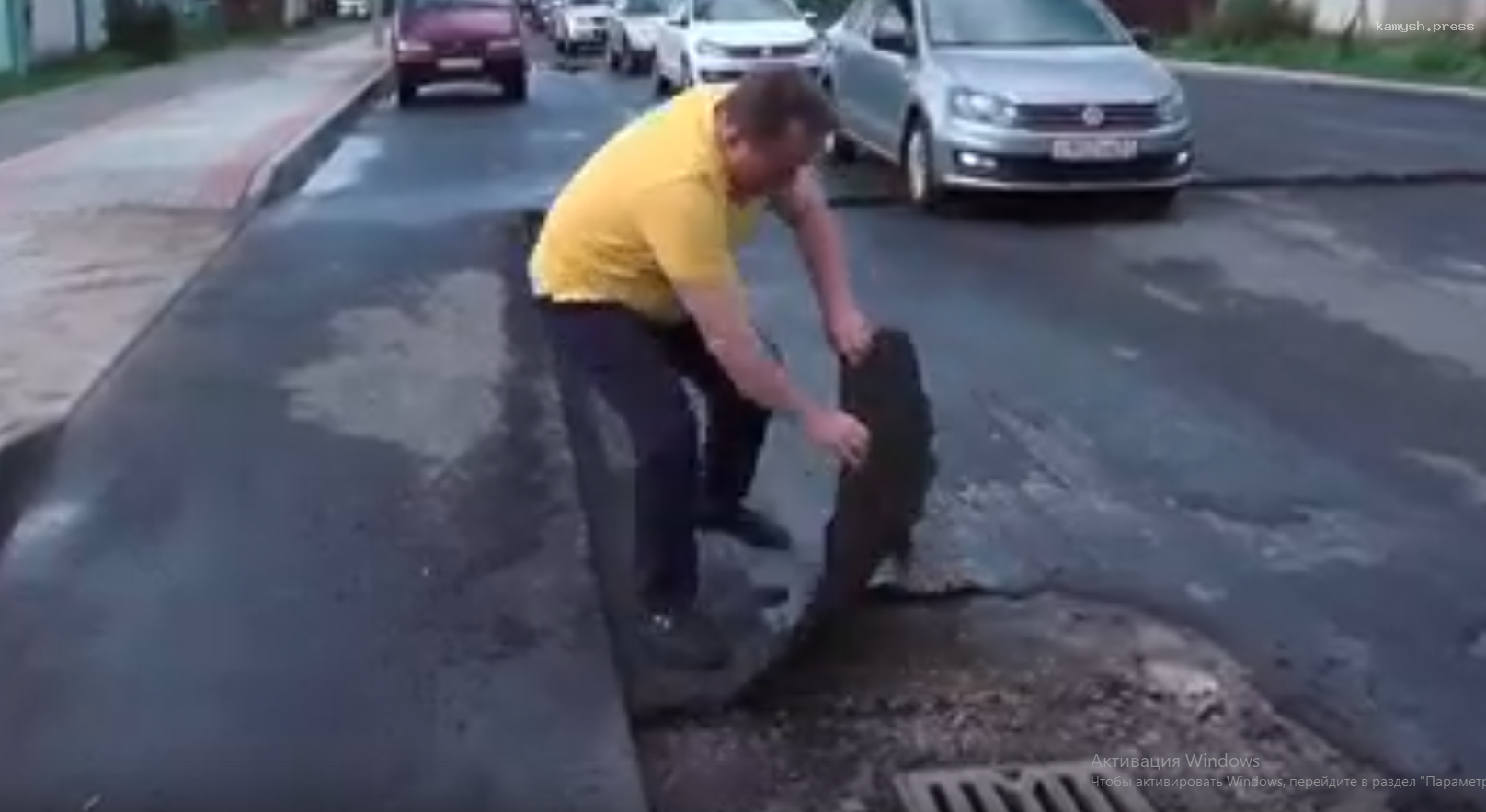 Орловский депутат Рыбаков голыми руками оторвал кусок асфальта на улице Городской