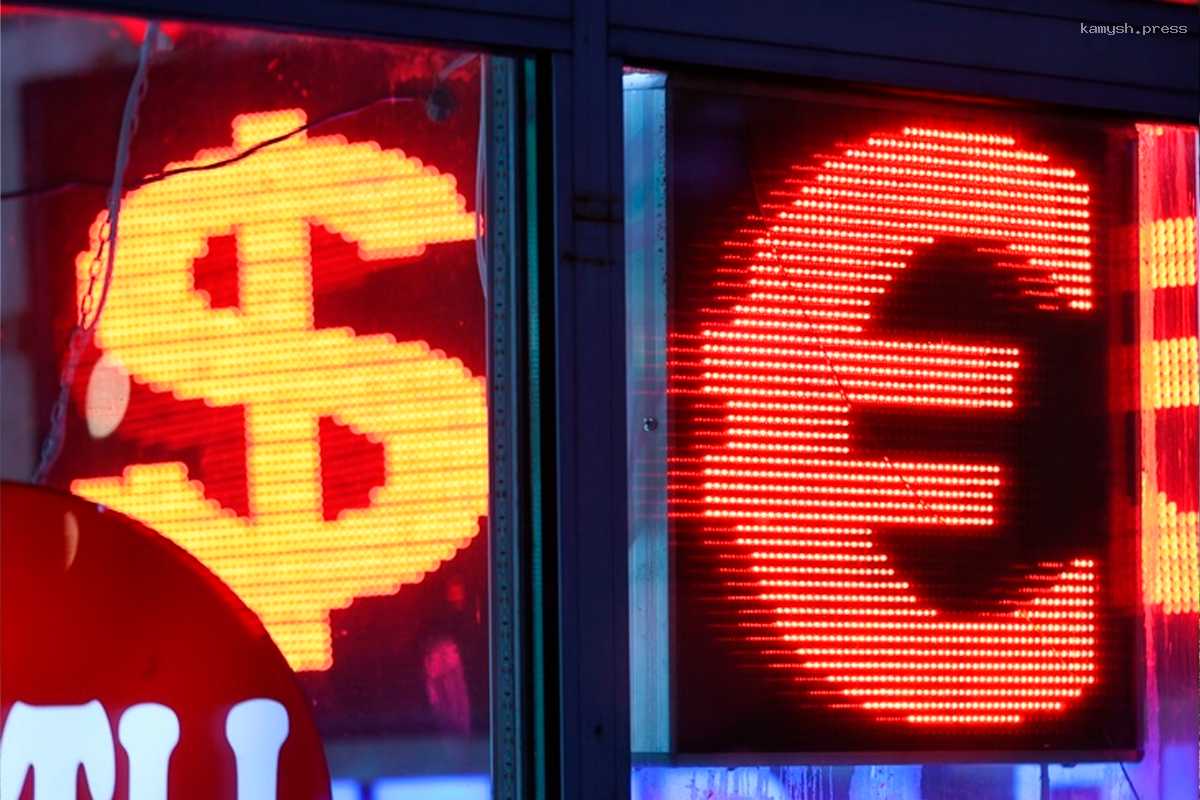 Экономист объяснил, о чем говорит резкое удешевление доллара на Мосбирже