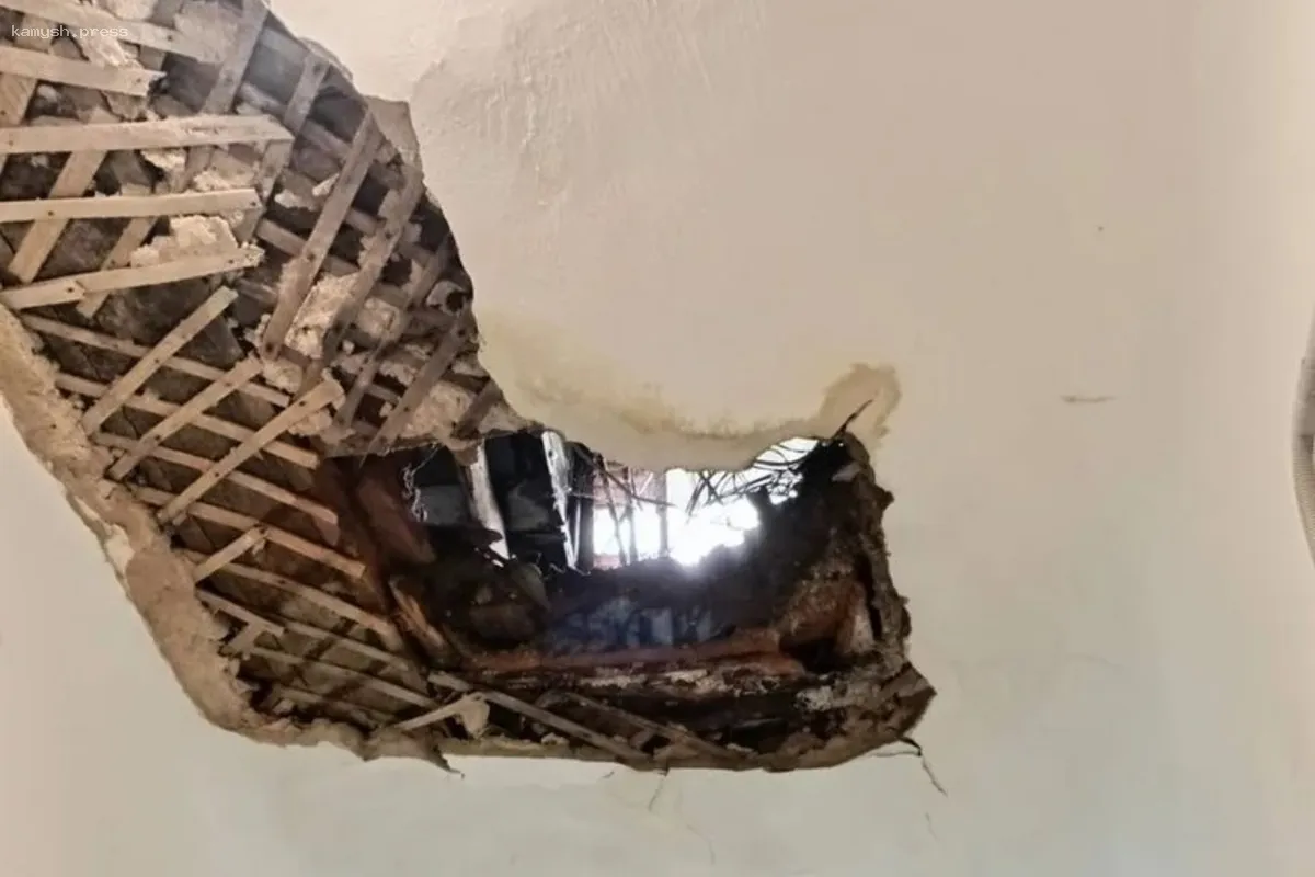 В прокуратуре пообещали разобраться с провалившейся крышей в одном из домов Челябинска