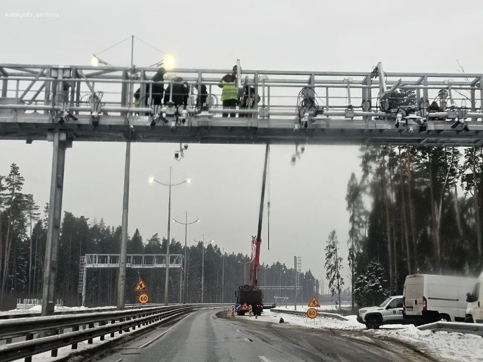 На новом путепроводе Подмосковья началась установка камер для системы взимания платы