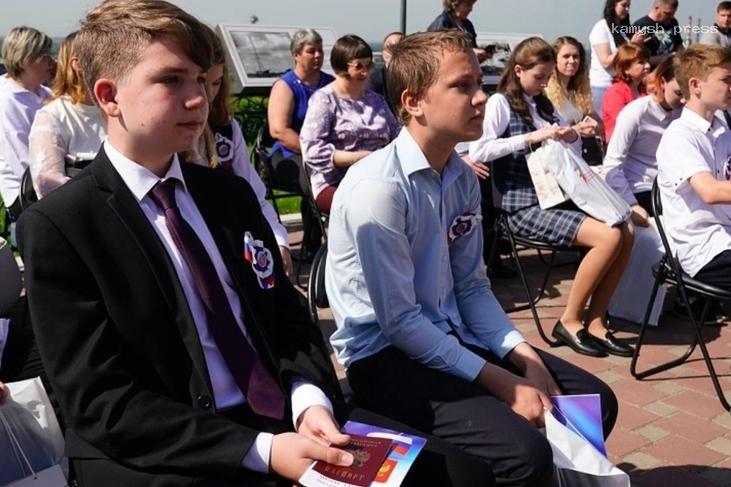 380 кузбасских школьников получили паспорта в День России