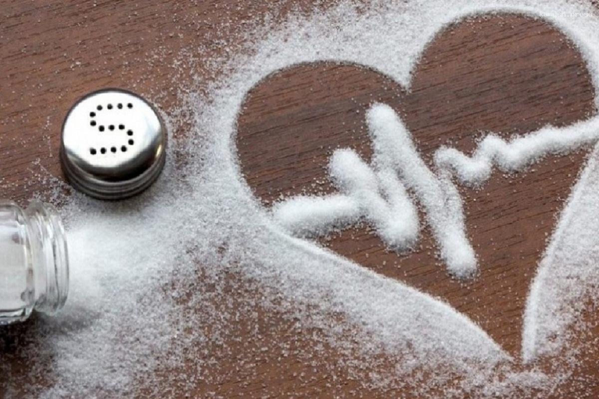 Кардиолог Гинзбург рекомендовал людям с больным сердцем ограничить употребление соли