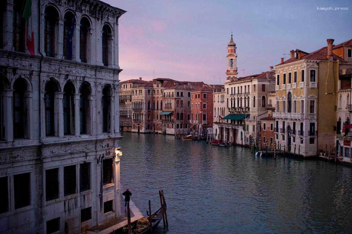 Популярный итальянский город-курорт пытается сократить наплыв туристов