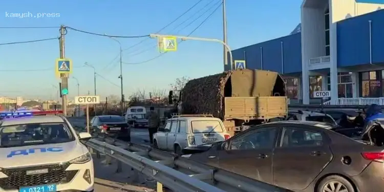 В Севастополе грузовик оккупантов протаранил шесть автомобилей, СМИ показали фото ДТП