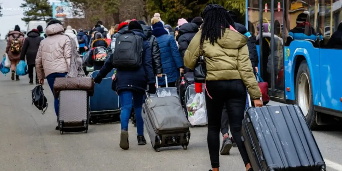 Сколько украинцев намерены уехать из страны после открытия границ: результаты соцопроса