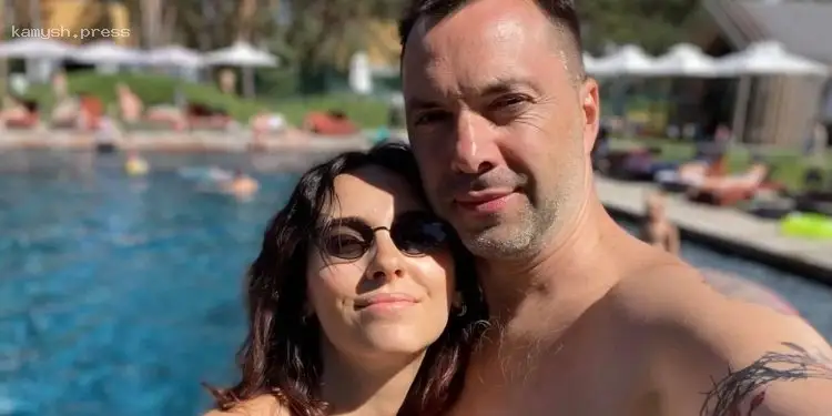 Жена Арестовича инициировала развод после почти десятилетнего брака