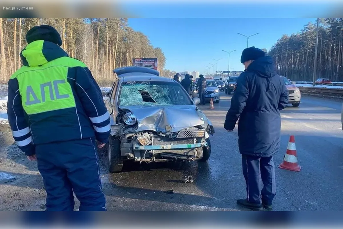 В Екатеринбурге автомобиль наехал на четверых пешеходов