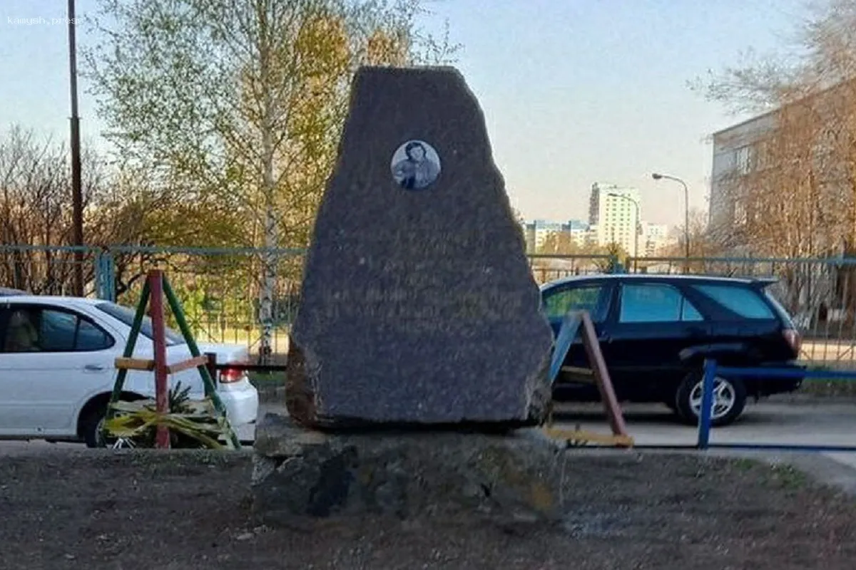 В Новосибирске разыскивают мужчин, укравших закладной камень памятника Высоцкому