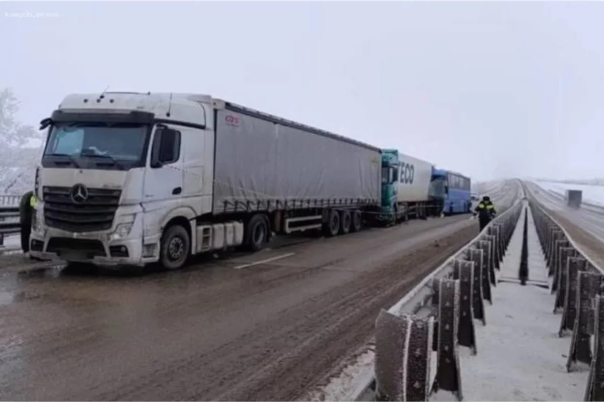 В Кабардино-Балкарии столкнулись автобус, 2 грузовика и Ford Focus