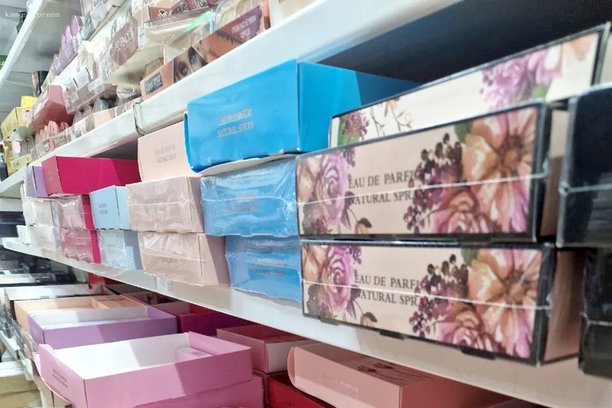 На оптовом рынке в Екатеринбурге таможенники изъяли крупную партию нелегального парфюма