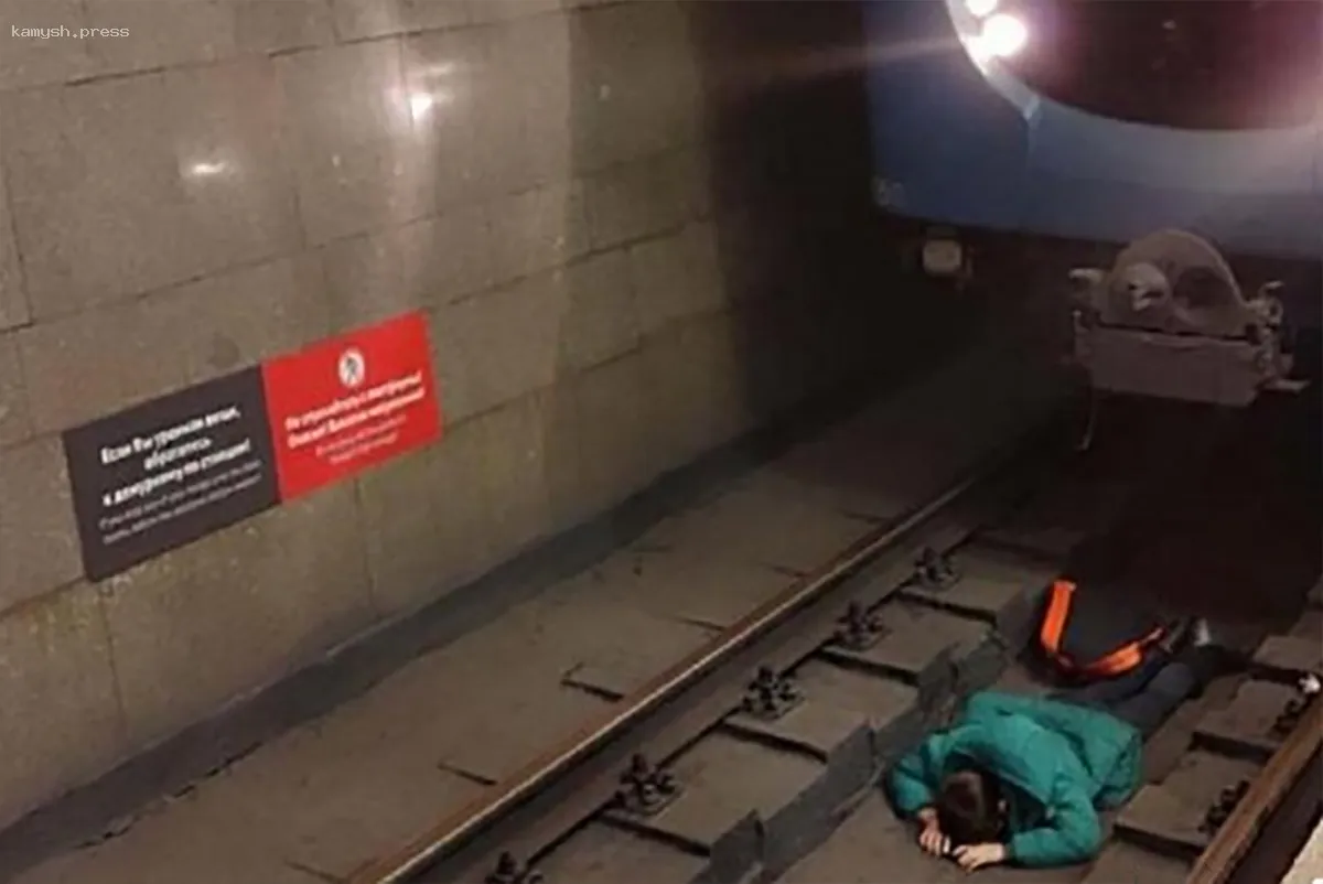 В Новосибирске ребенок упал на рельсы в метро