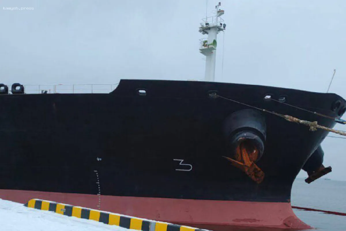 Танкер со 130 000 тоннами мазута тонет в порту Усть-Луга