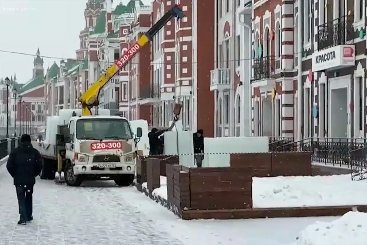 В Йошкар-Оле на набережной строят скульптуры из льда