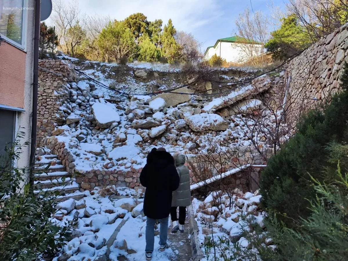 В Крыму начали оценку ущерба от оползня, затронувшего жилой дом в Форосе