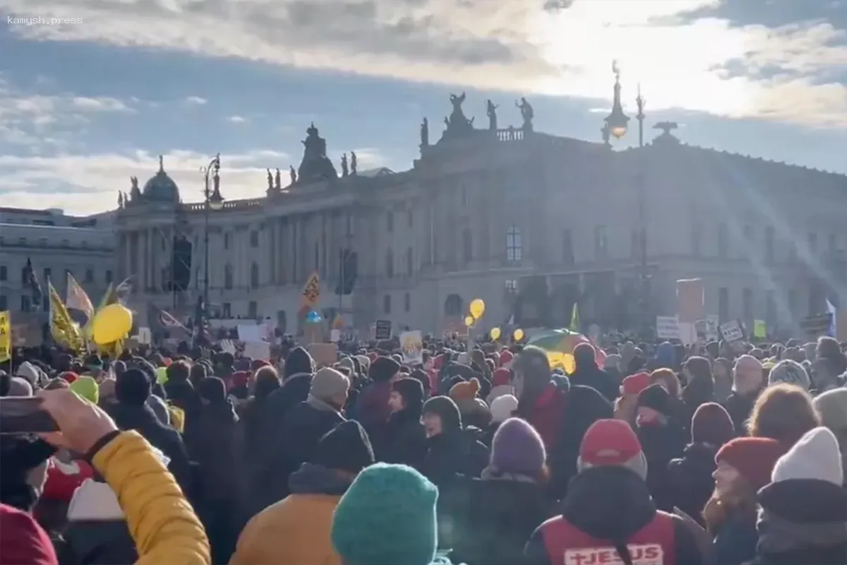В Берлине более 30 тысяч человек протестуют против правых сил