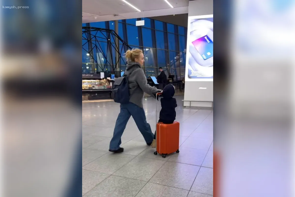 Альбина Джанабаева, супруга Валерия Меладзе, была замечена в аэропорту с дочерью