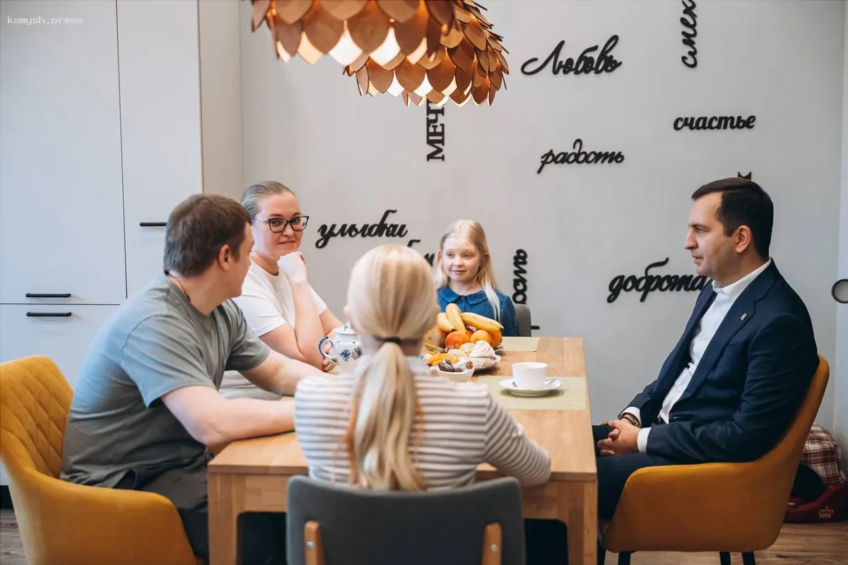 Мэр Щелкова Андрей Булгаков посетил добровольца Антона Филимонова и его семью