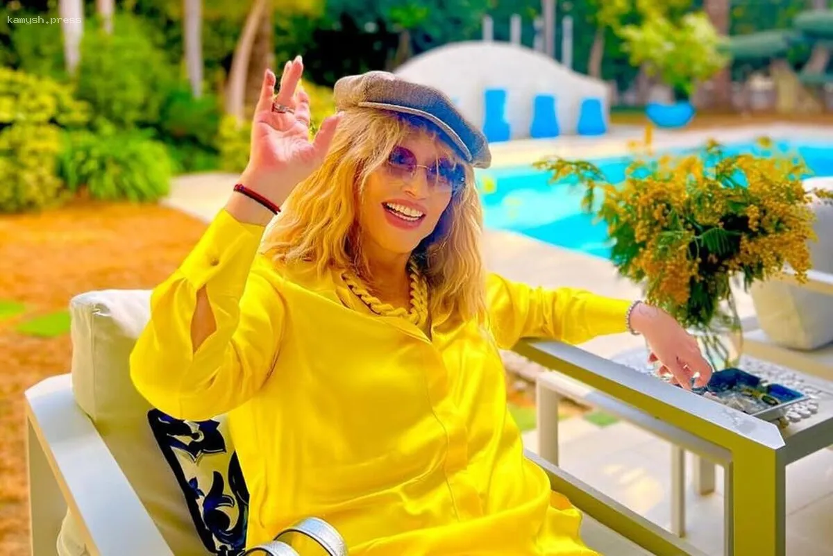 Пугачева в ярком костюме лимонного цвета встретила весну