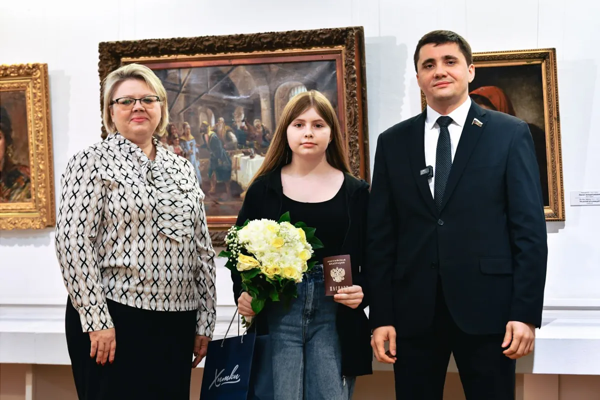 Мэр Химок вручила паспорта первым шести подросткам