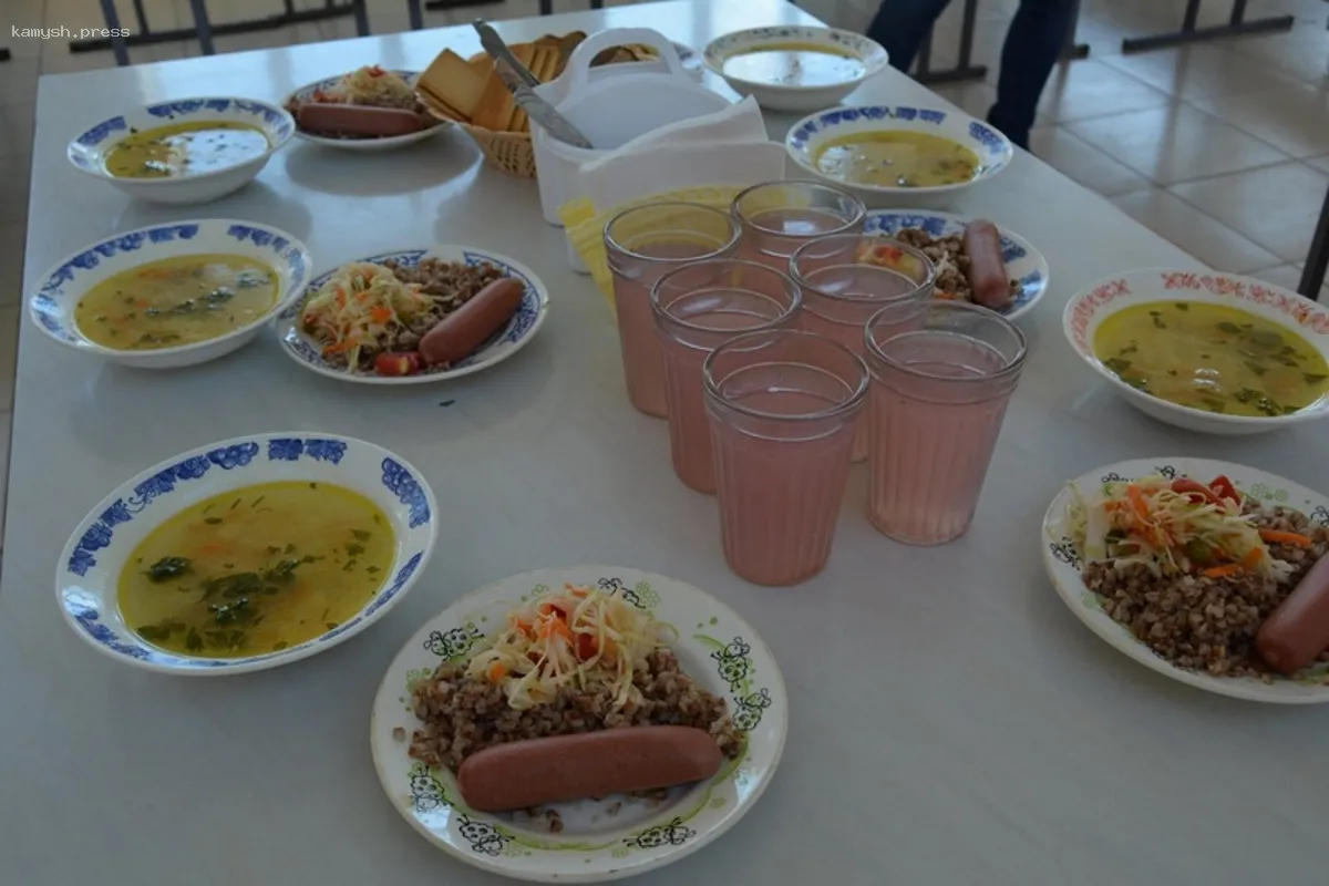 Школьники Новосибирска лишились яичных блюд, колбасы и окрошки