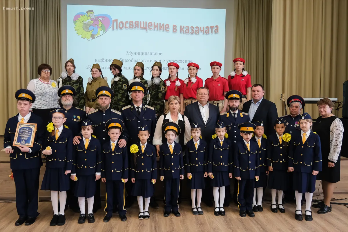 Председатель Думы Астраханской области Игорь Мартынов посетил открытие казачьего класса в Камызякском районе