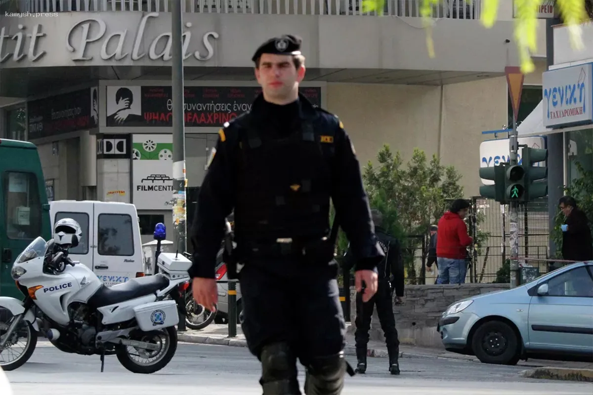 Греческий парламентарий повредил несколько экспонатов на провокационной выставке