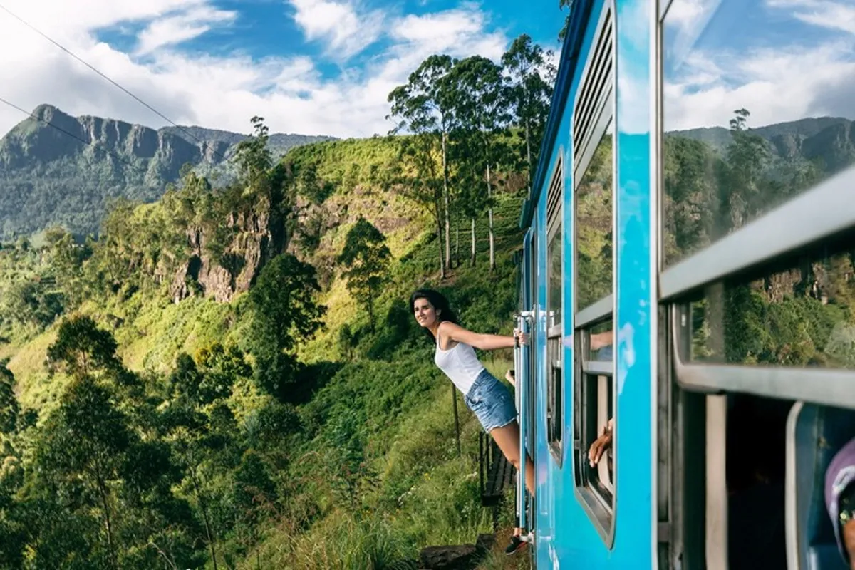 Туристка из Китая погибла, высунувшись из поезда перед тоннелем на Шри-Ланке