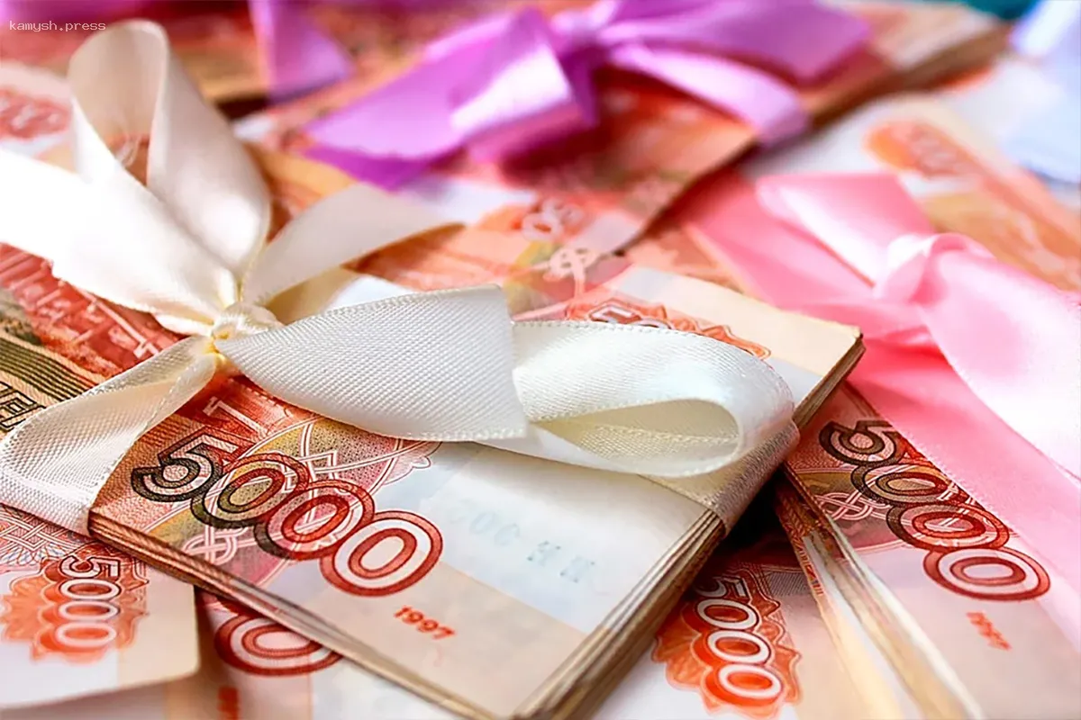 Россиянки предпочли наличку традиционным цветам и парфюмерии