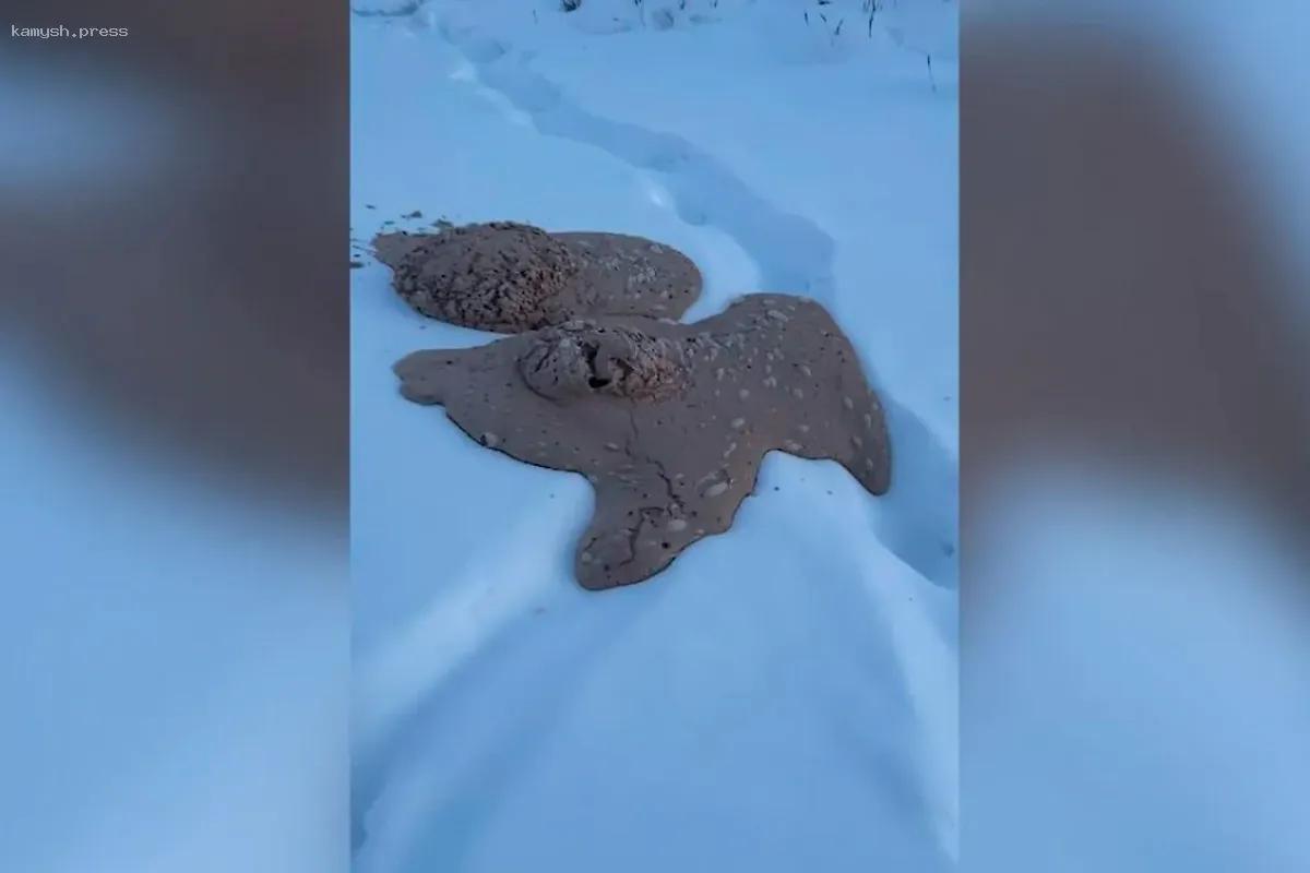 В Якутии нашли необычное газовое образование, появившееся на поверхности земли