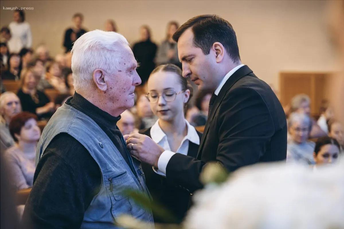 Андрей Булгаков, глава Щелковского округа, наградил ветеранов медалями в честь 80-летия Победы