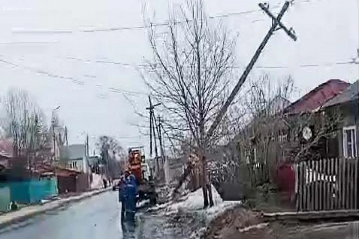В Новосибирске автолюбитель повредил опору ЛЭП, оставив частный сектор без электричества
