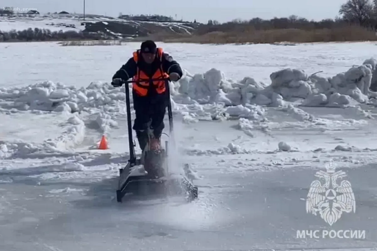 В Челябинской области началась распиловка льда на реках