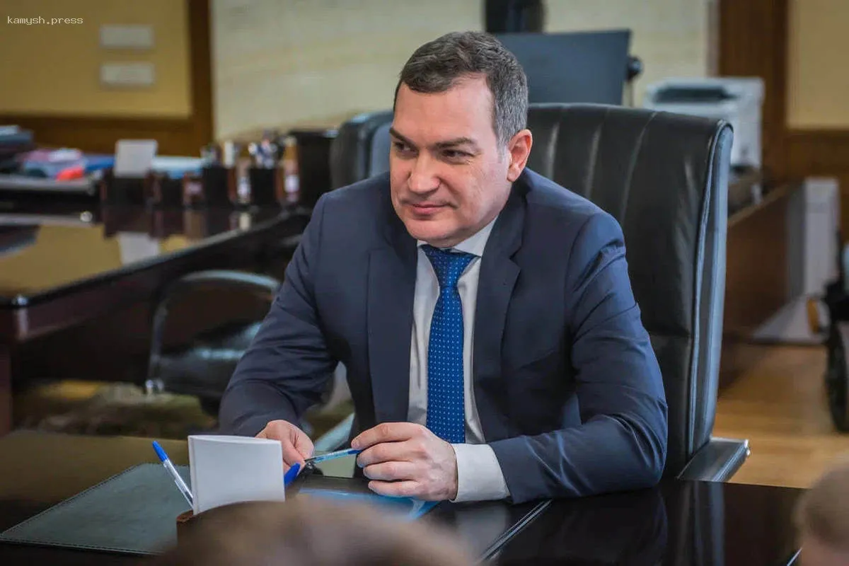 Максим Кудрявцев поздравил женщин Сибири с 8 Марта