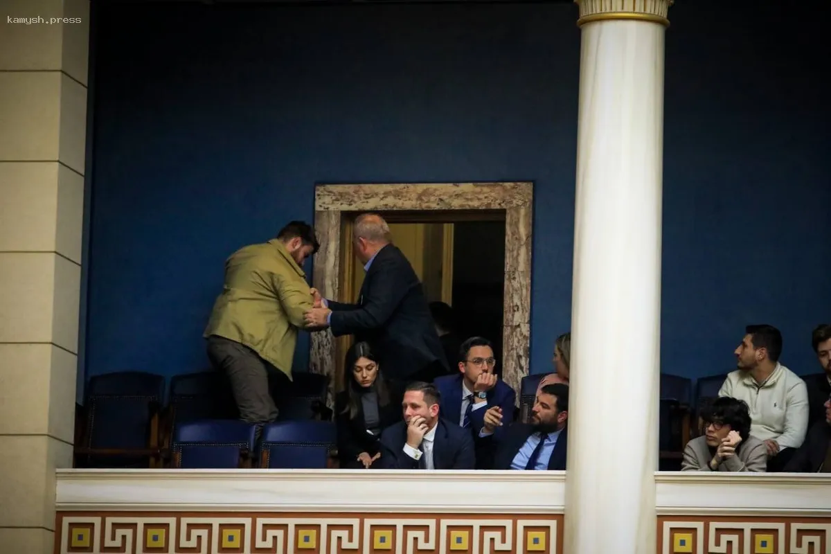 Греческий парламент отклонил вотум недоверия правительству