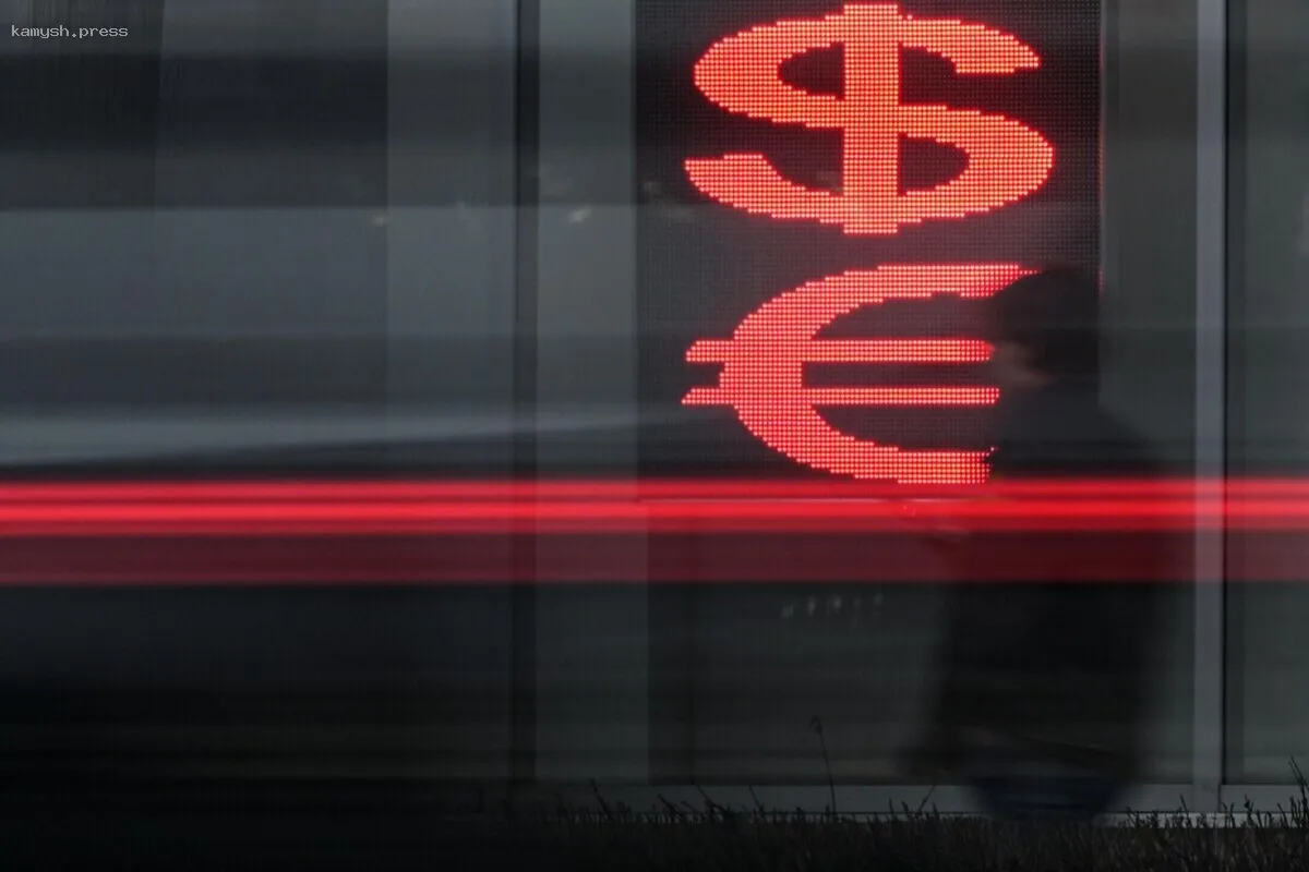 Доллар в обменниках России раскупают на фоне падения курса