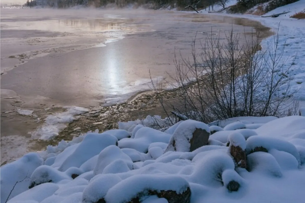 Озеро Песчаное в Алтайском крае угрожает паводком в селе Хорошее Новосибирской области