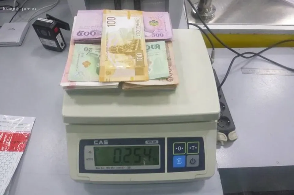 В иркутском аэропорту задержана женщина с 21 тысячей долларов наличными