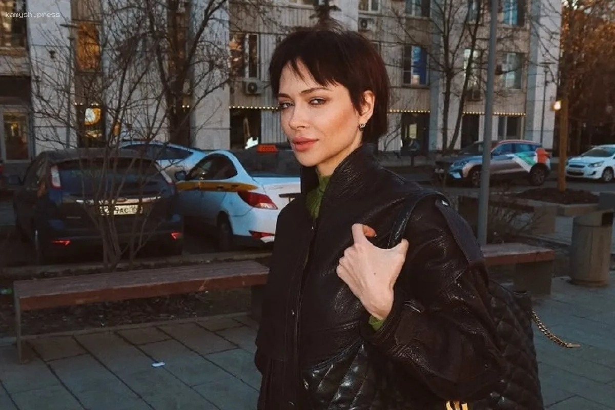 Настасья Самбурская кардинально изменила прическу с помощью жениха