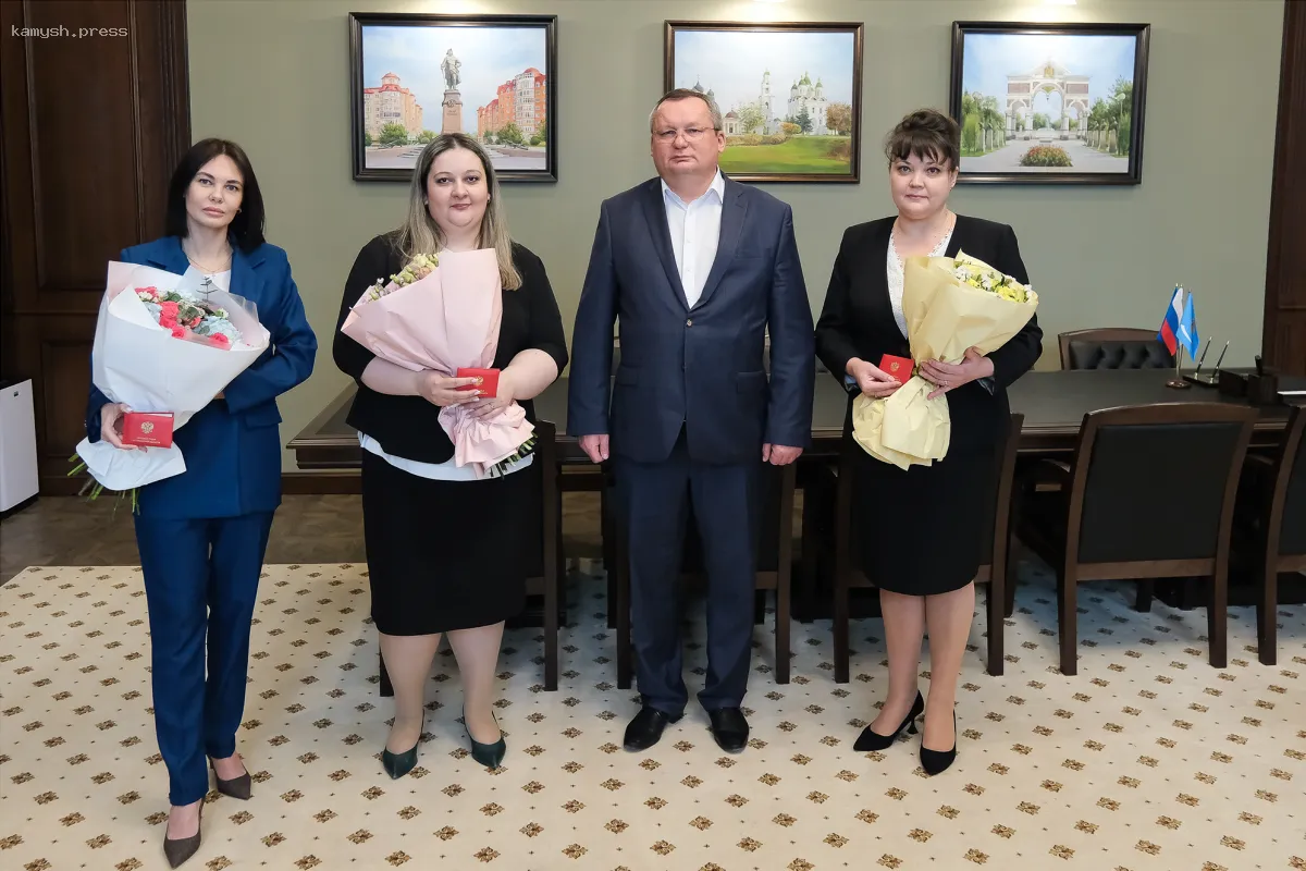 Председатель Думы Астраханской области Игорь Мартынов вручил удостоверения трем новым мировым судьям