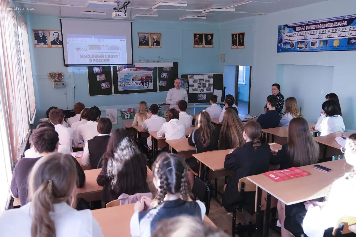 Игорь Седов, спикер Гордумы, провел урок о спорте для учеников школы №51