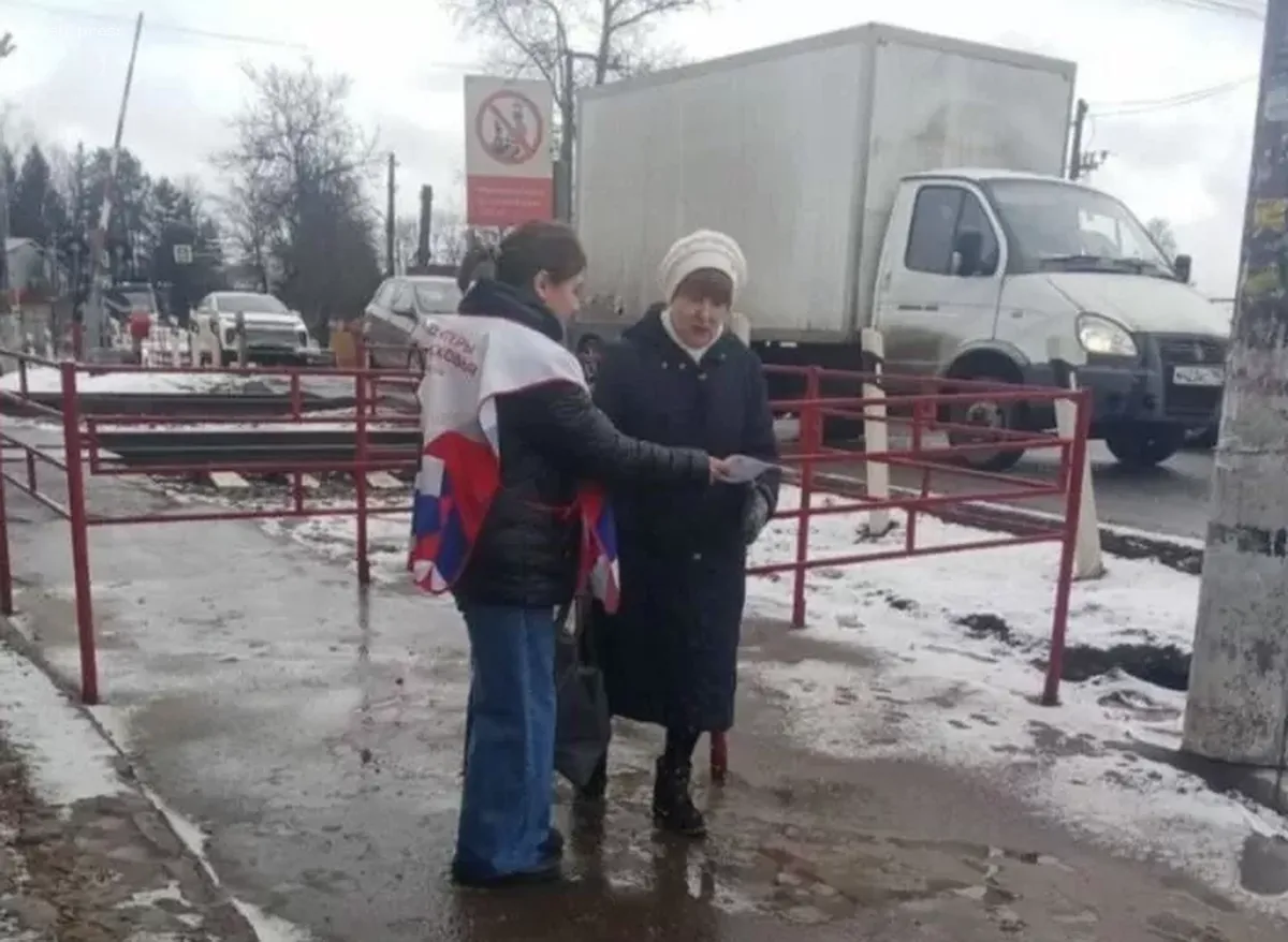 Работники администрации Пушкина провели лекцию для пассажиров на станции «Правда»