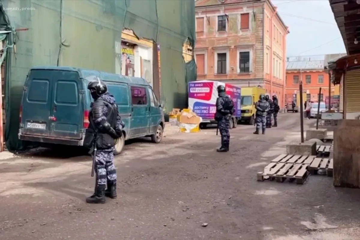 Снесены незаконные торговые павильоны на рынке «Апраксин двор»