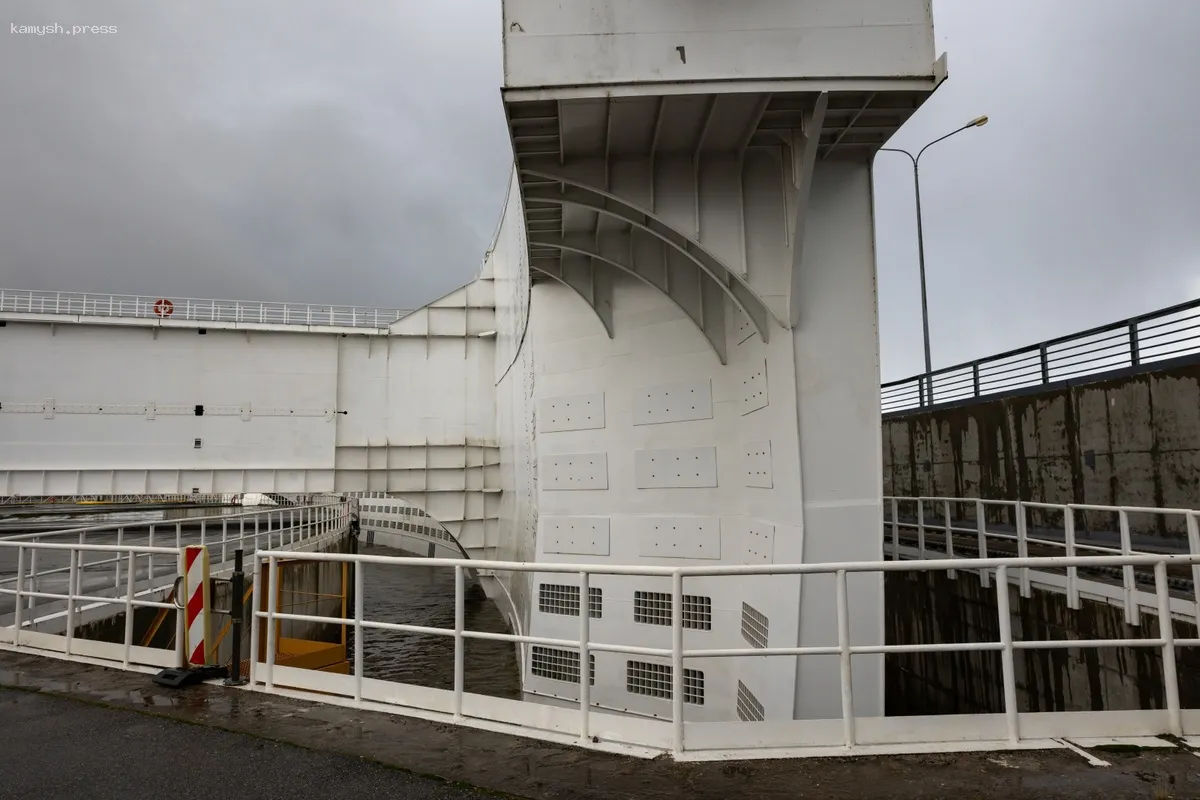 В Санкт-Петербурге движение судов через дамбу С-2 будет приостановлено до конца мая